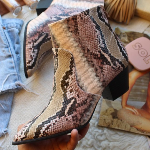 🚨//Coachella Collection// Pink Snake print bootie - Picture 7 of 8